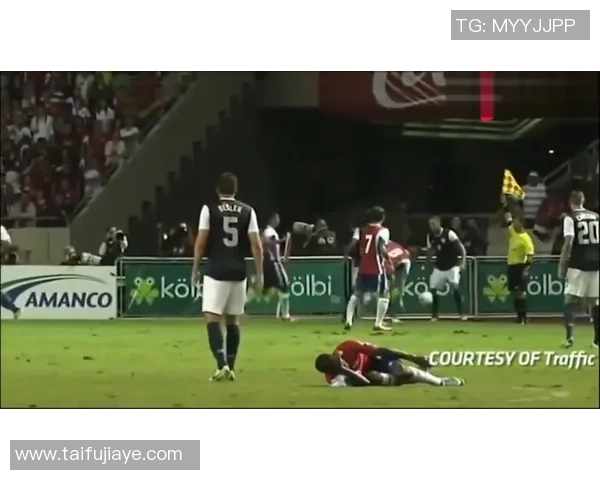 足球场上的幽默巨星们那些让人捧腹大笑的搞笑瞬间与精彩表现