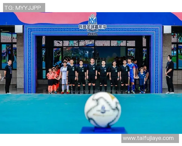 足球明星之子担任球童亲历父亲赛场荣耀瞬间