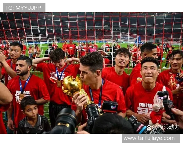 足球巨星亲临NBA赛场观战引发球迷热议与互动