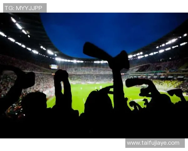 足球明星观众席欢笑瞬间引发热议展现体育魅力与人情味